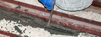 Retacado entre la vigueta y la pieza metálica de refuerzo, con mortero de cemento, industrial, con aditivo hidrófugo, M-15