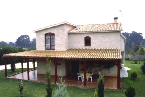 Fachada realizada con bloque color salmón