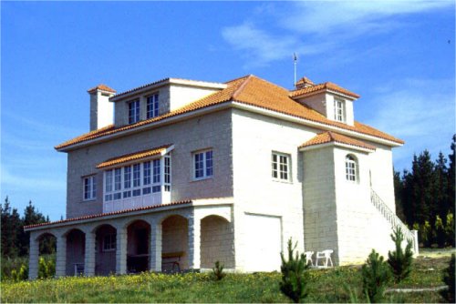 Fachada realizada con bloque Split color blanco